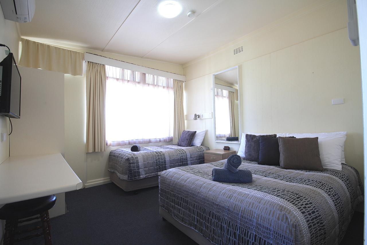יאס Hi Way Motor Inn מראה חיצוני תמונה