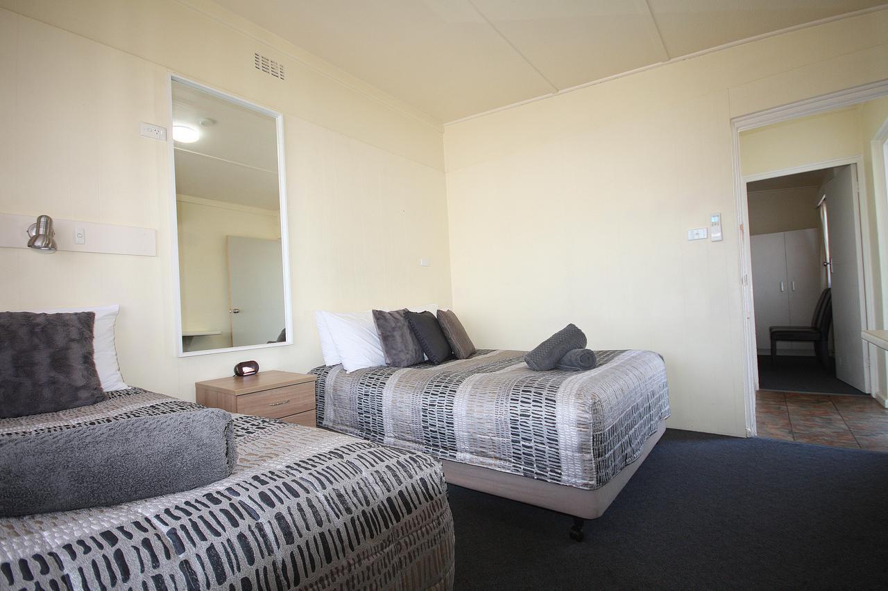 יאס Hi Way Motor Inn מראה חיצוני תמונה
