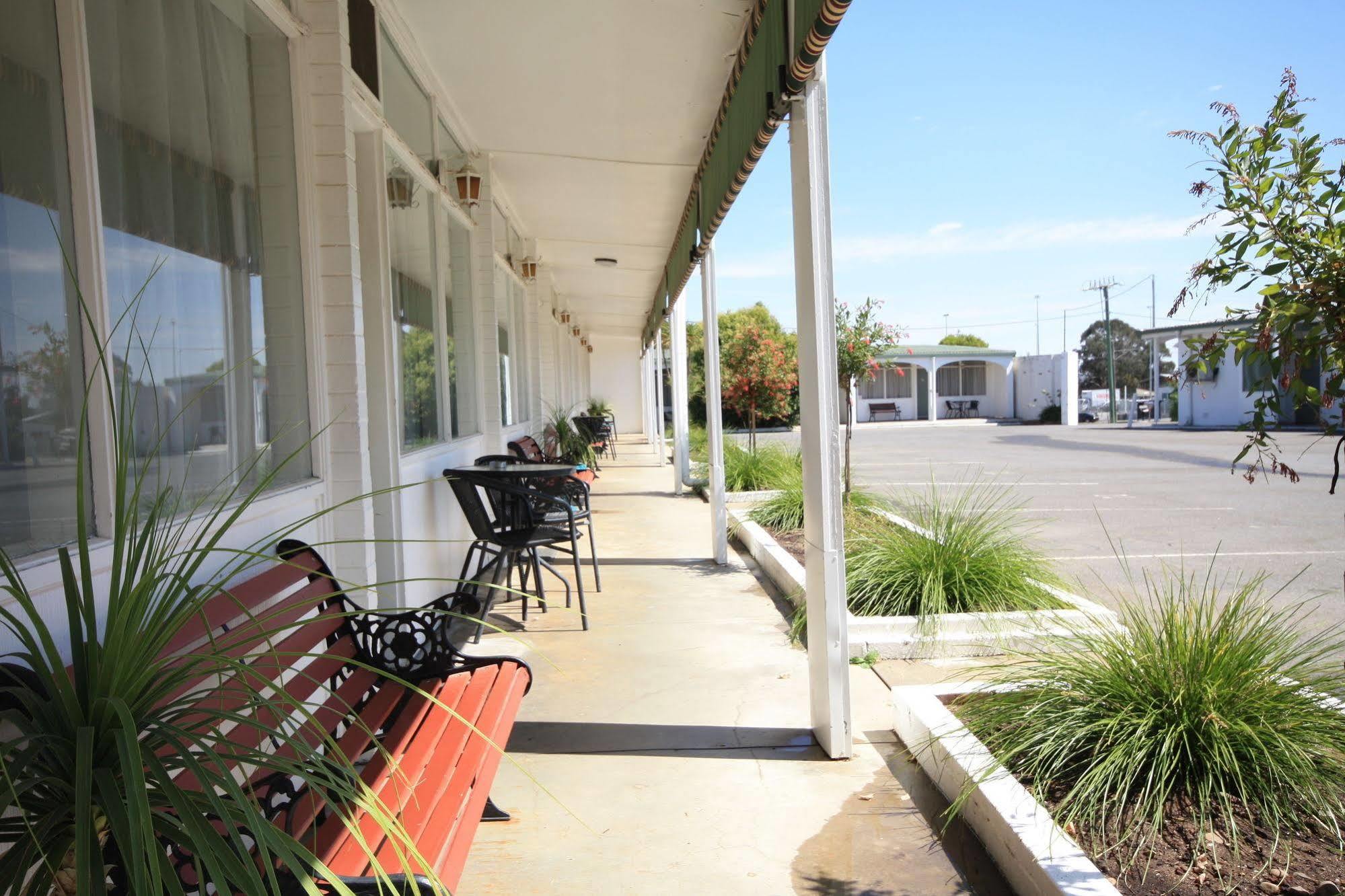 יאס Hi Way Motor Inn מראה חיצוני תמונה